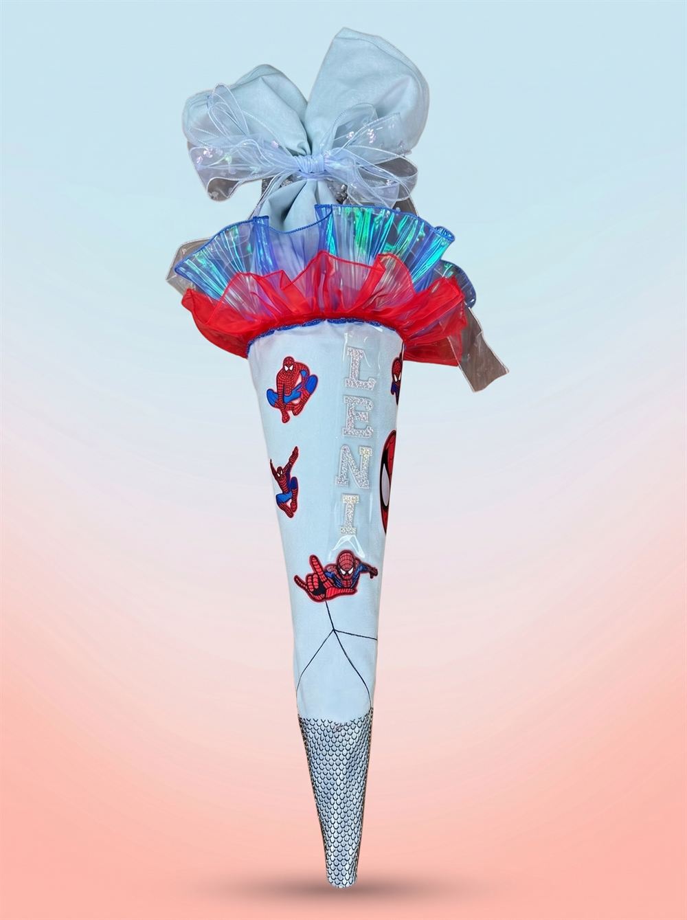 Schultüte mit Superhelden-Motiv in Rot und Blau